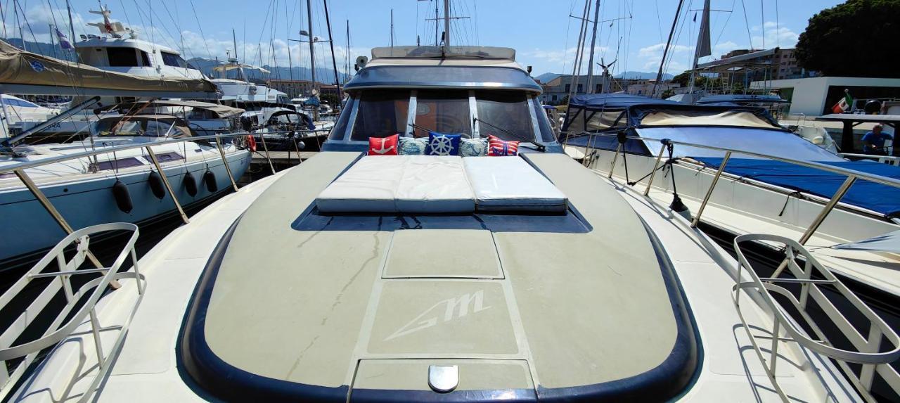 Panaby - House Boat Botel