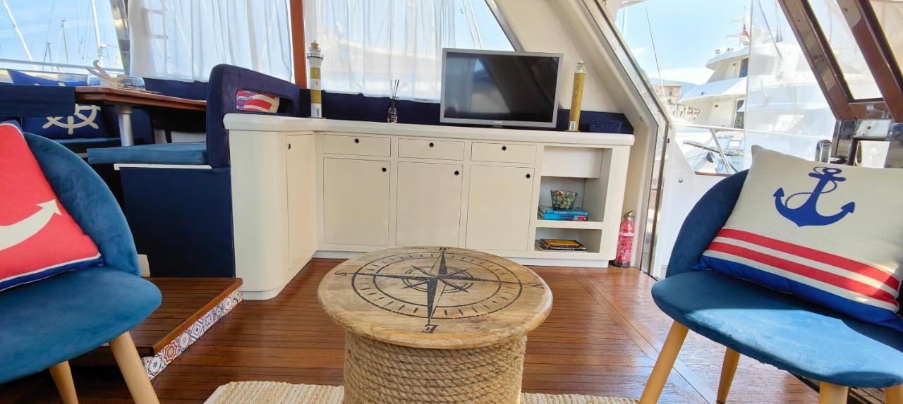 Botel Panaby - House Boat *
