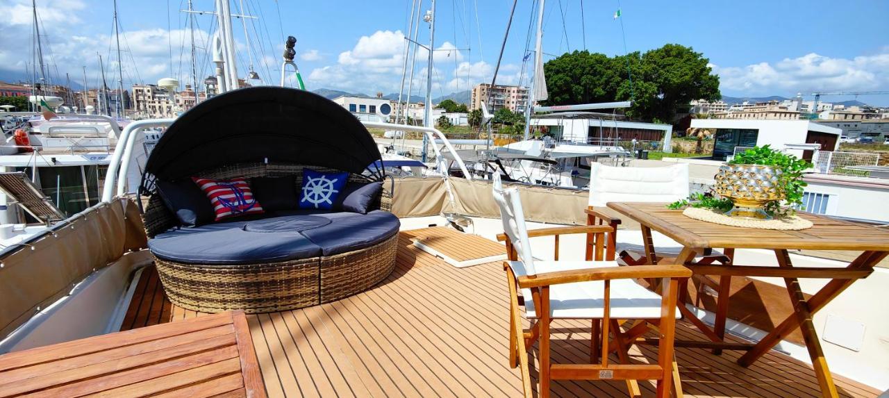 Panaby - House Boat